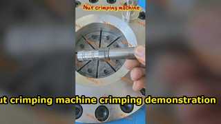 Demostración de prensado de máquina prensadora de tuercas